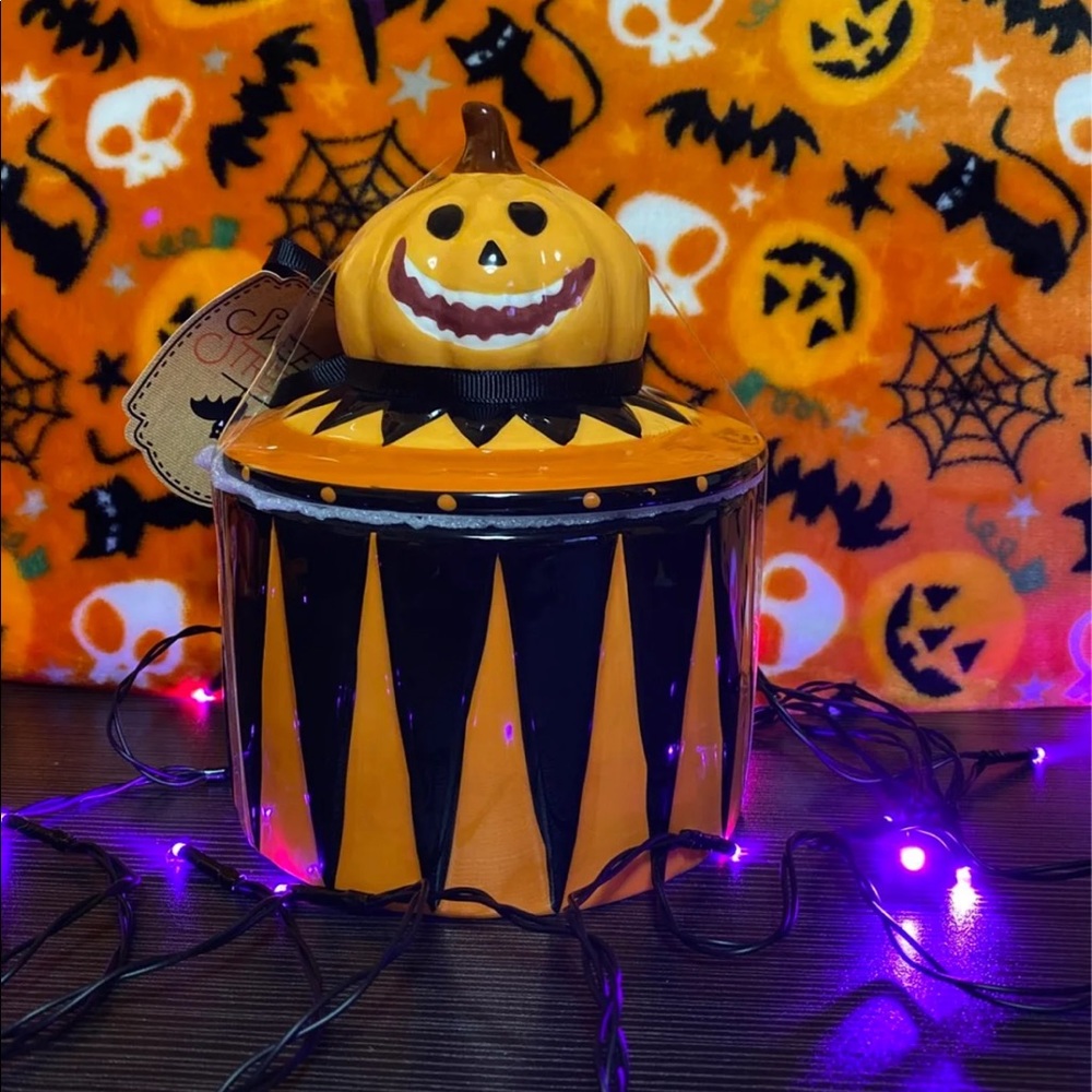 Potter’s studio Sweet Street Pumpkin canister